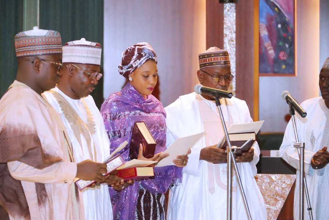 Buhari ya yi ma wata kyakkyawar budurwa mai shekaru 27 nadin mukami mai muhimmanci Buhari ya yi ma wata kyakkyawar budurwa mai shekaru 27 nadin mukami mai muhimmanci