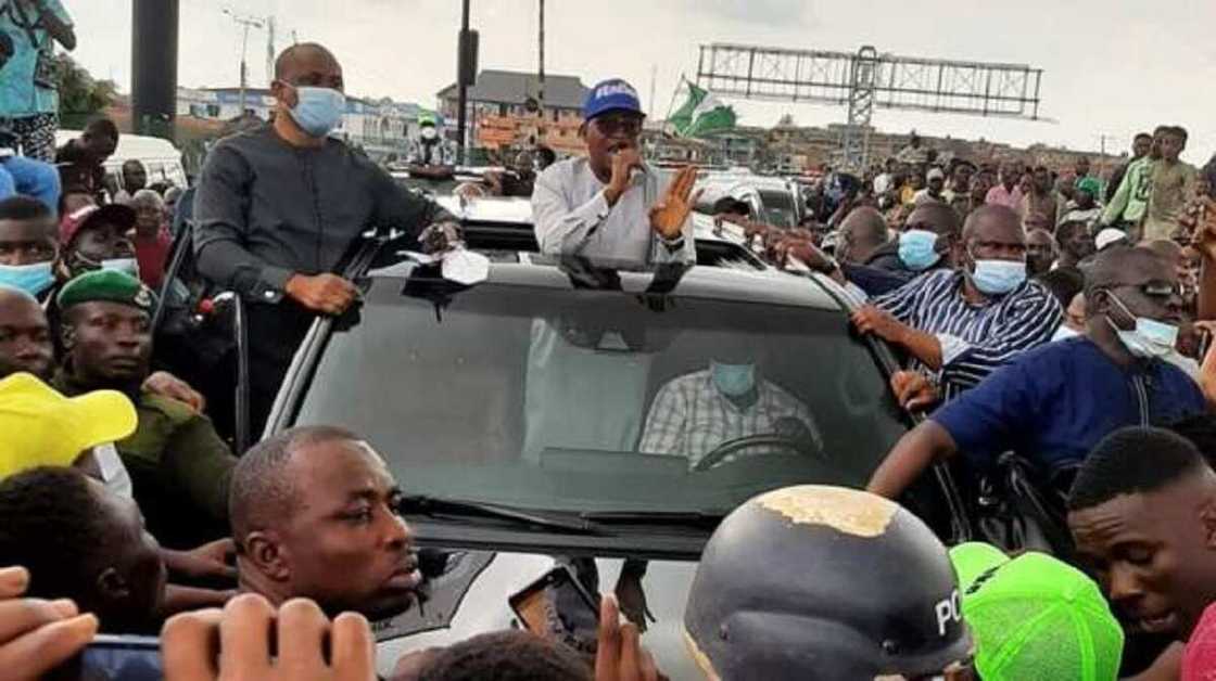 Da duminsa: 'Yan daba sun kaiwa tawagar gwamna hari (Hotuna da bidiyo) Da duminsa: 'Yan daba sun kaiwa tawagar gwamna hari (Hotuna da bidiyo)