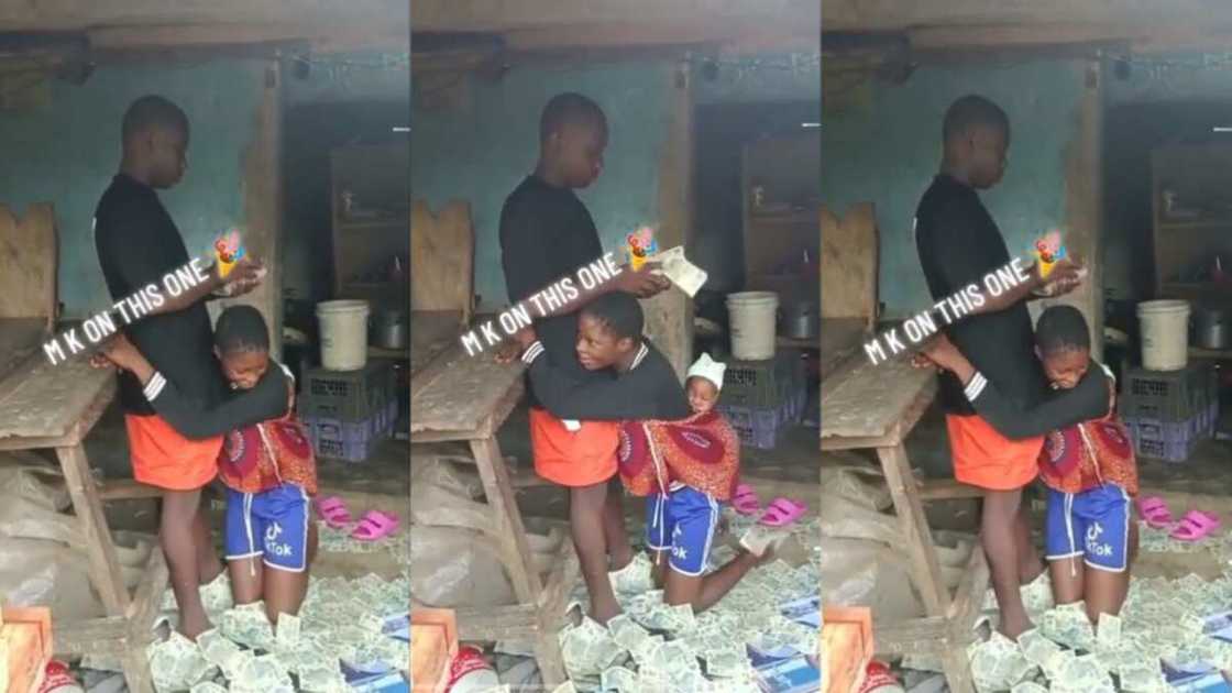 Magidanci yana likawa matarsa kudi Magidanci yana likawa matarsa kudi