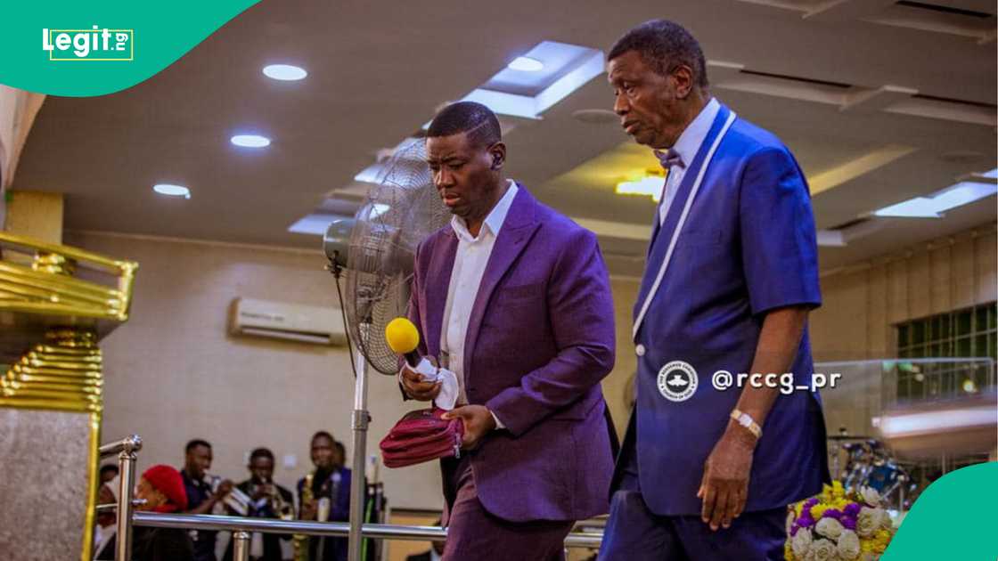 Reactions trail video of Pastor Adeboye with his son Leke Adeboye as people wonder what was sprayed in his palm Reactions trail video of Pastor Adeboye with his son Leke Adeboye as people wonder what was sprayed in his palm