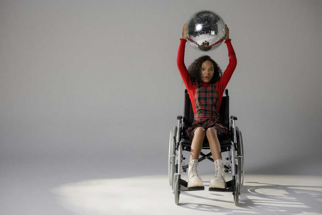 A young girl in a wheel vahir