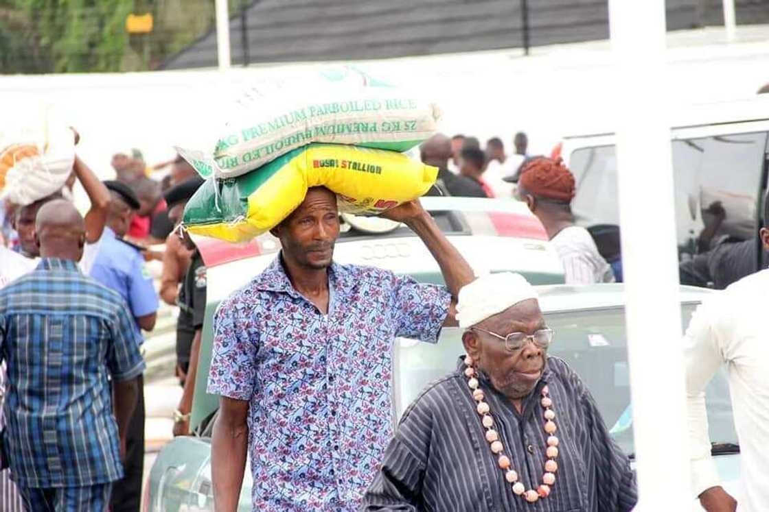 Lockdown: Akwa Ibom govt distributes palliatives to 31 local government areas