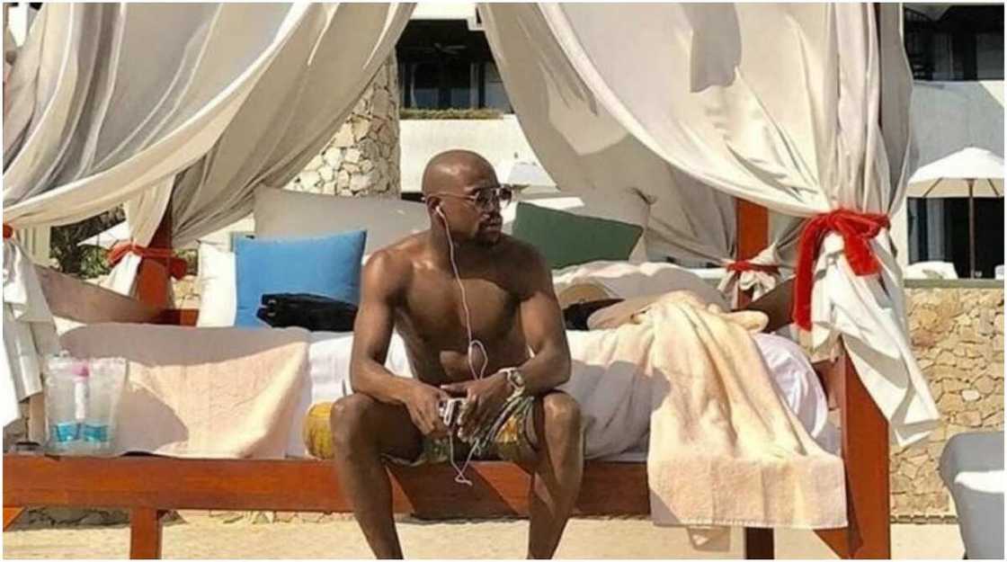 Mayweather's bodyguards 'attack' fans as they attempt to take pictures of him on holiday in Mexico Mayweather's bodyguards 'attack' fans as they attempt to take pictures of him on holiday in Mexico