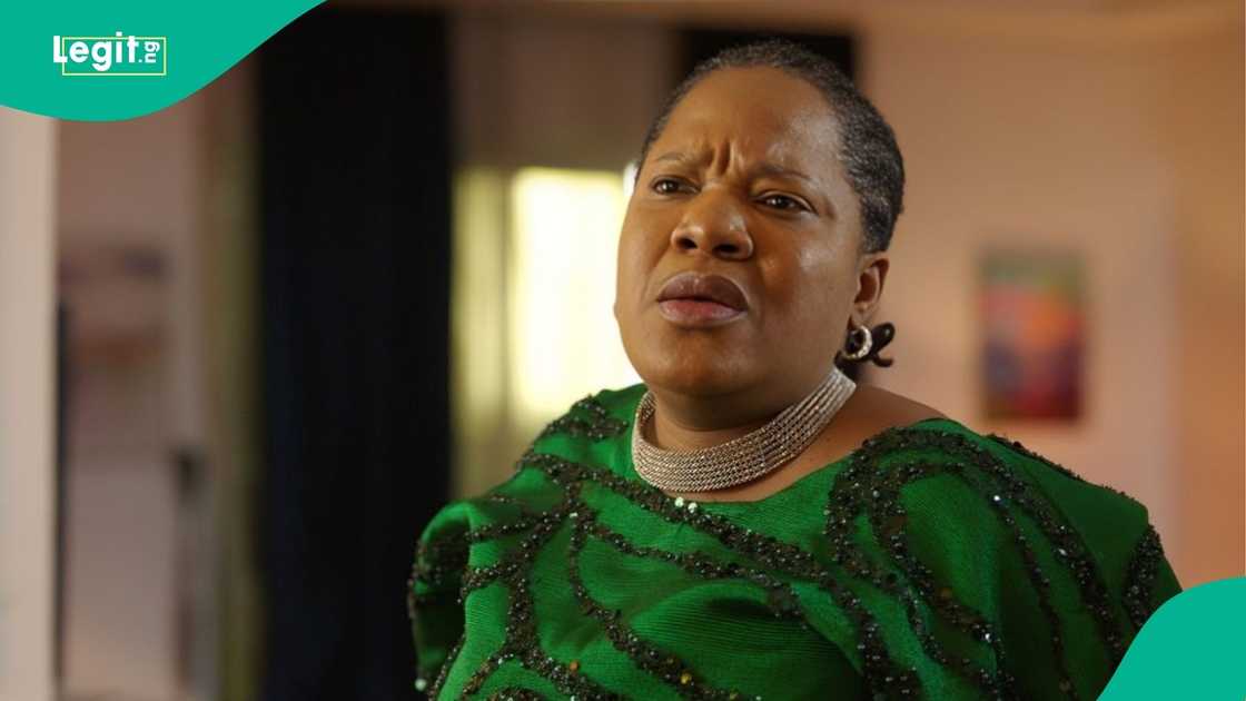 Toyin abraham kiss fan oversabi aunty ibadan