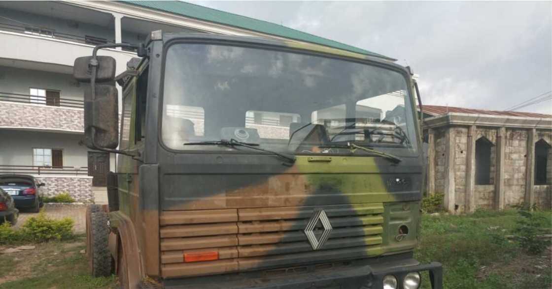 Jami'an kwastam sun kama manyan bindigu da aka shigo da su Najeriya Jami'an kwastam sun kama manyan bindigu da aka shigo da su Najeriya