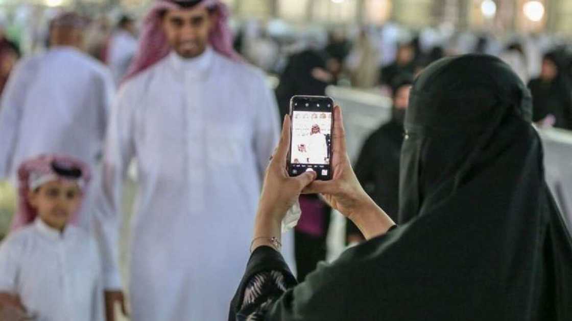 Saudiyya: Wani bawan Allah zai kai matarsa kotu don ta yi masa leken asiri a WhatsApp Saudiyya: Wani bawan Allah zai kai matarsa kotu don ta yi masa leken asiri a WhatsApp