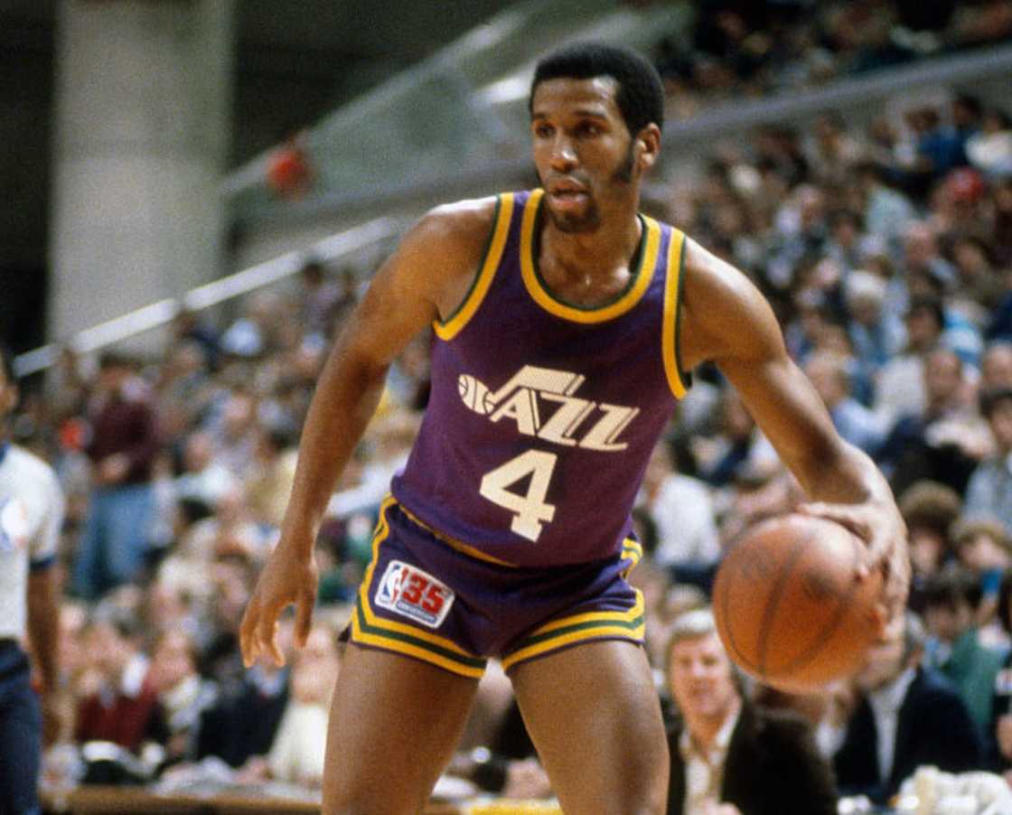 Adrian Dantley dribbles the ball against the New Jersey Nets