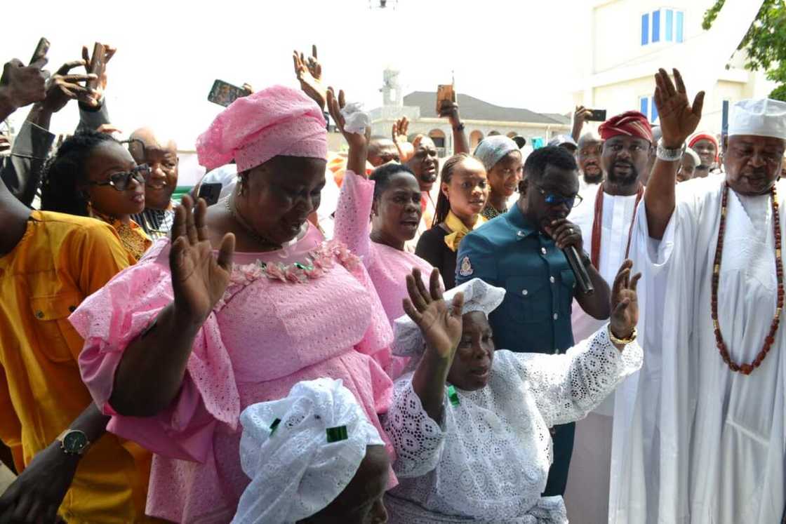 Philantropist Prince Kazeem Eletu Odibo Gifts Mother A Brand New House In Grand Style