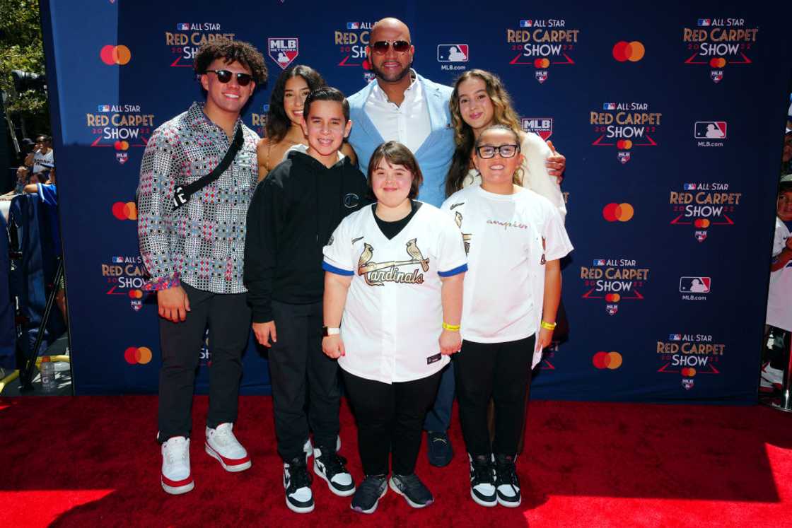 Deidre Pujols' ex-husband Albert Pujols poses for a photo with their kids on the Red Carpet