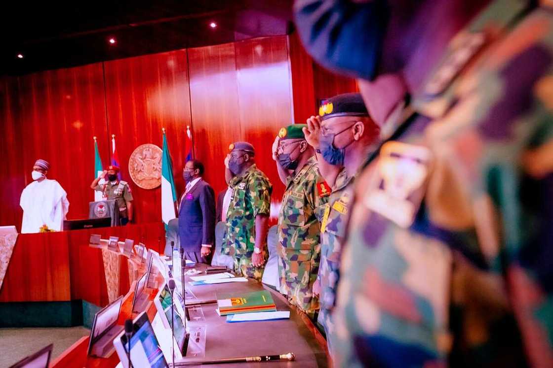 Ganawar Buhari da hafsoshin tsaro Ganawar Buhari da hafsoshin tsaro