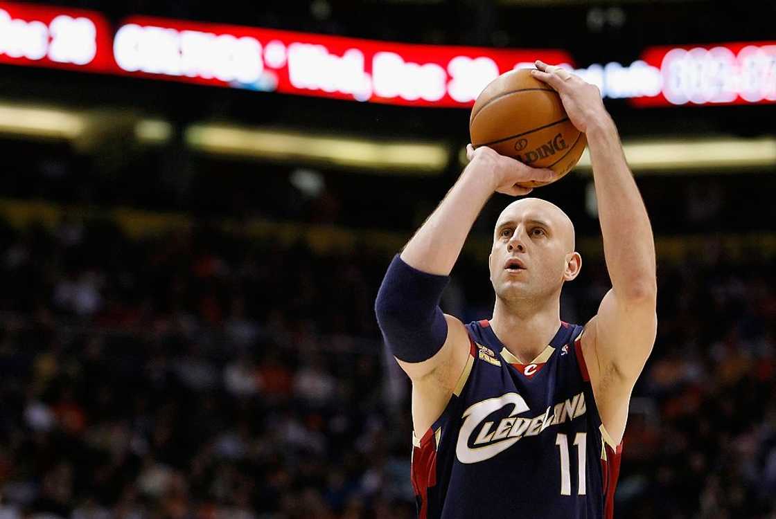 Zydrunas Ilgauskas shoots a free throw shot during the NBA game against of the Phoenix Suns