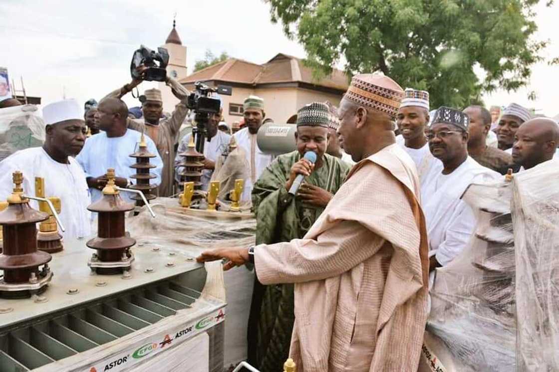 Hotuna: Ganduje ya raba taransfoma 100 sakamakon rashin wutan lantarki a sassan jihar Kano Hotuna: Ganduje ya raba taransfoma 100 sakamakon rashin wutan lantarki a sassan jihar Kano