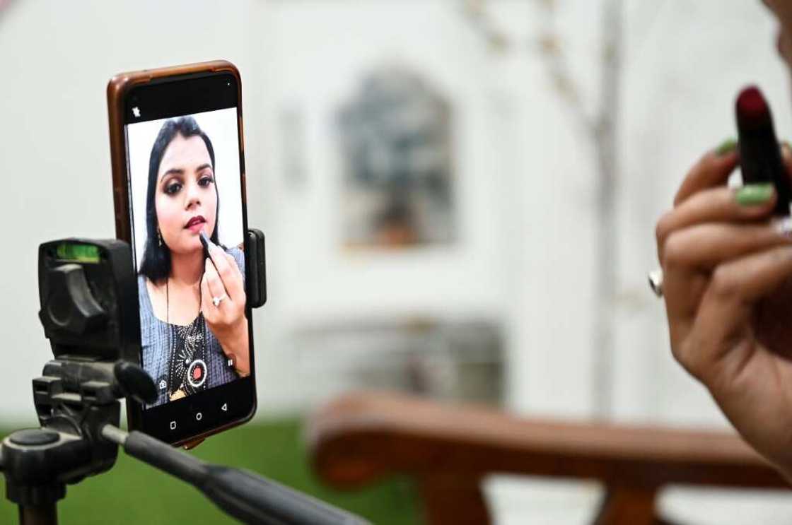 Despite lacking an elaborate studio and expensive equipment, Kavita Jadon has amassed more than 169,000 followers on Facebook with her make-up tutorials Despite lacking an elaborate studio and expensive equipment, Kavita Jadon has amassed more than 169,000 followers on Facebook with her make-up tutorials