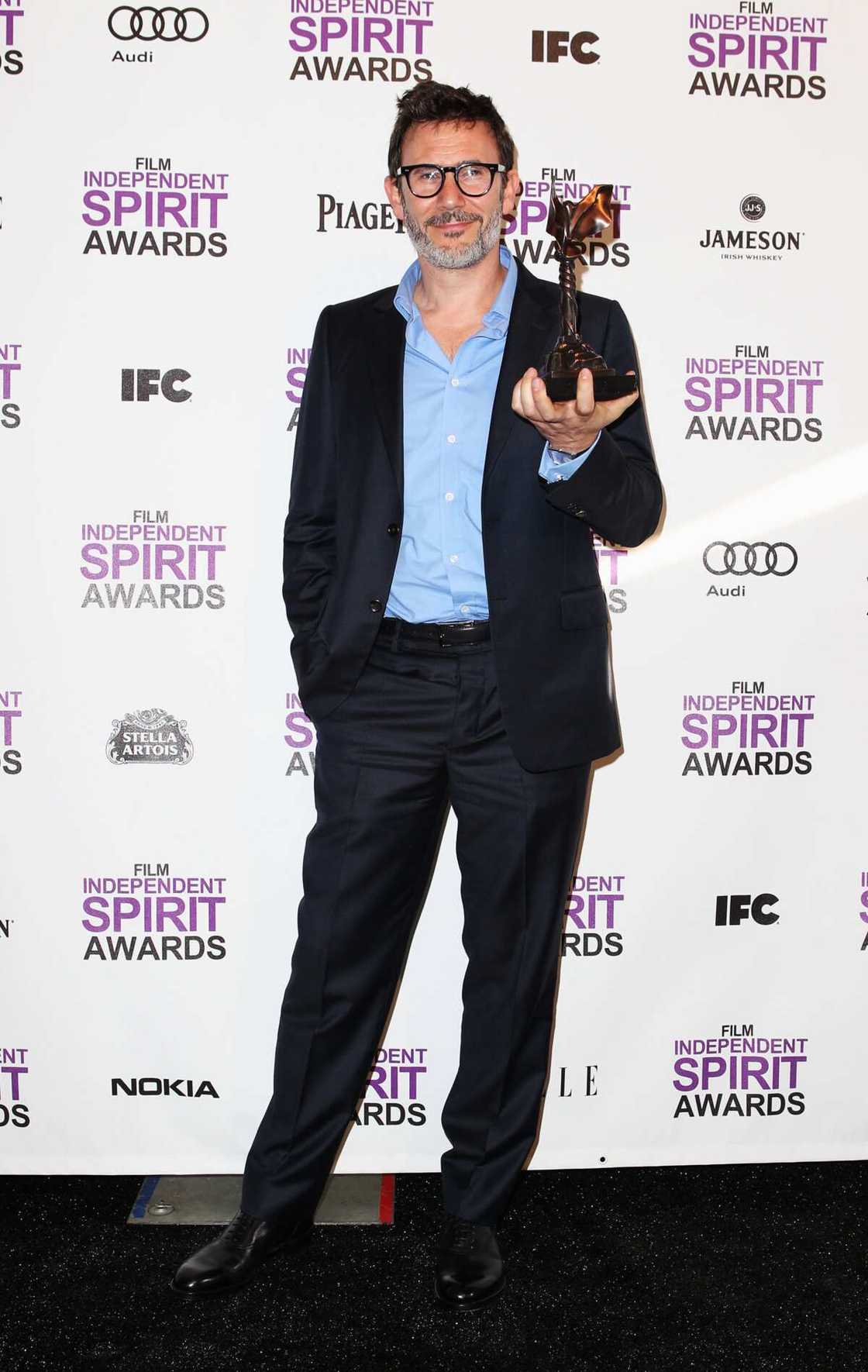 Michel Hazanavicius pose avec le prix du meilleur long métrage pour "The Artist" dans la salle de presse aux Film Independent Spirit Awards 2012 à la jetée de Santa Monica le 25 février 2012 à Santa Monica, en Californie. (Photo de Joe Scarnici/WireImage)