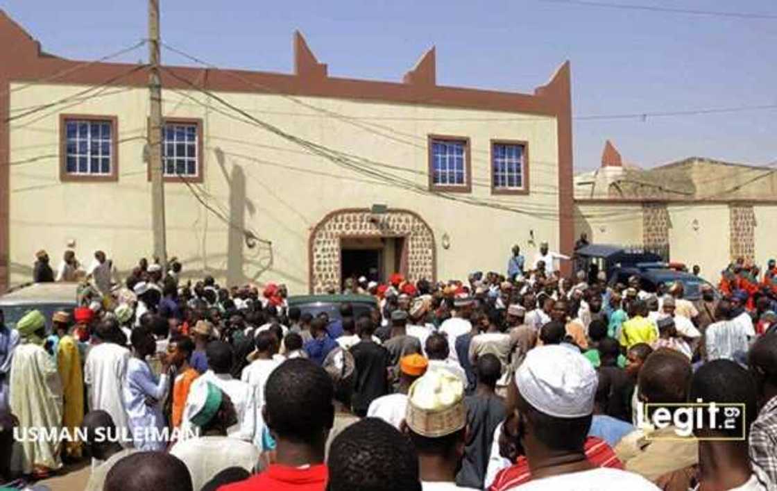 Hotunan yadda Kanawa suka yi tururuwa zuwa gidan sabon sarki don taya shi murna Hotunan yadda Kanawa suka yi tururuwa zuwa gidan sabon sarki don taya shi murna