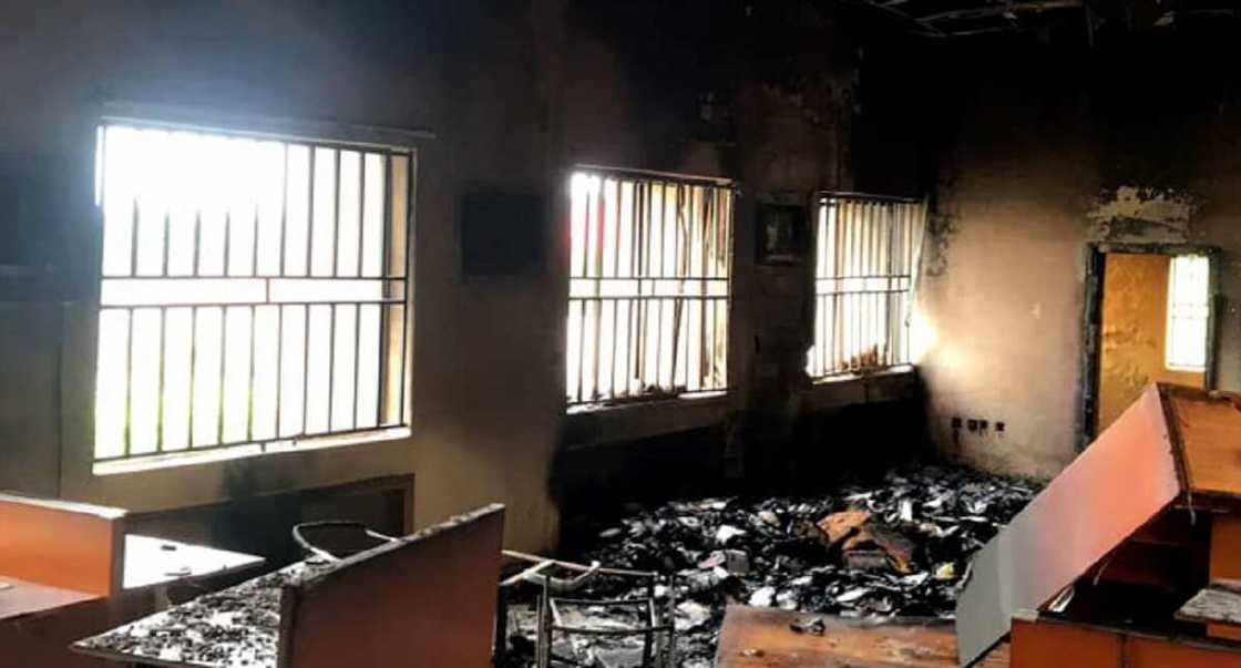 Yanzu-Yanzu: 'Yan Daba Sun Cinnawa Kotun Tarayya Wuta a Ebonyi Yanzu-Yanzu: 'Yan Daba Sun Cinnawa Kotun Tarayya Wuta a Ebonyi