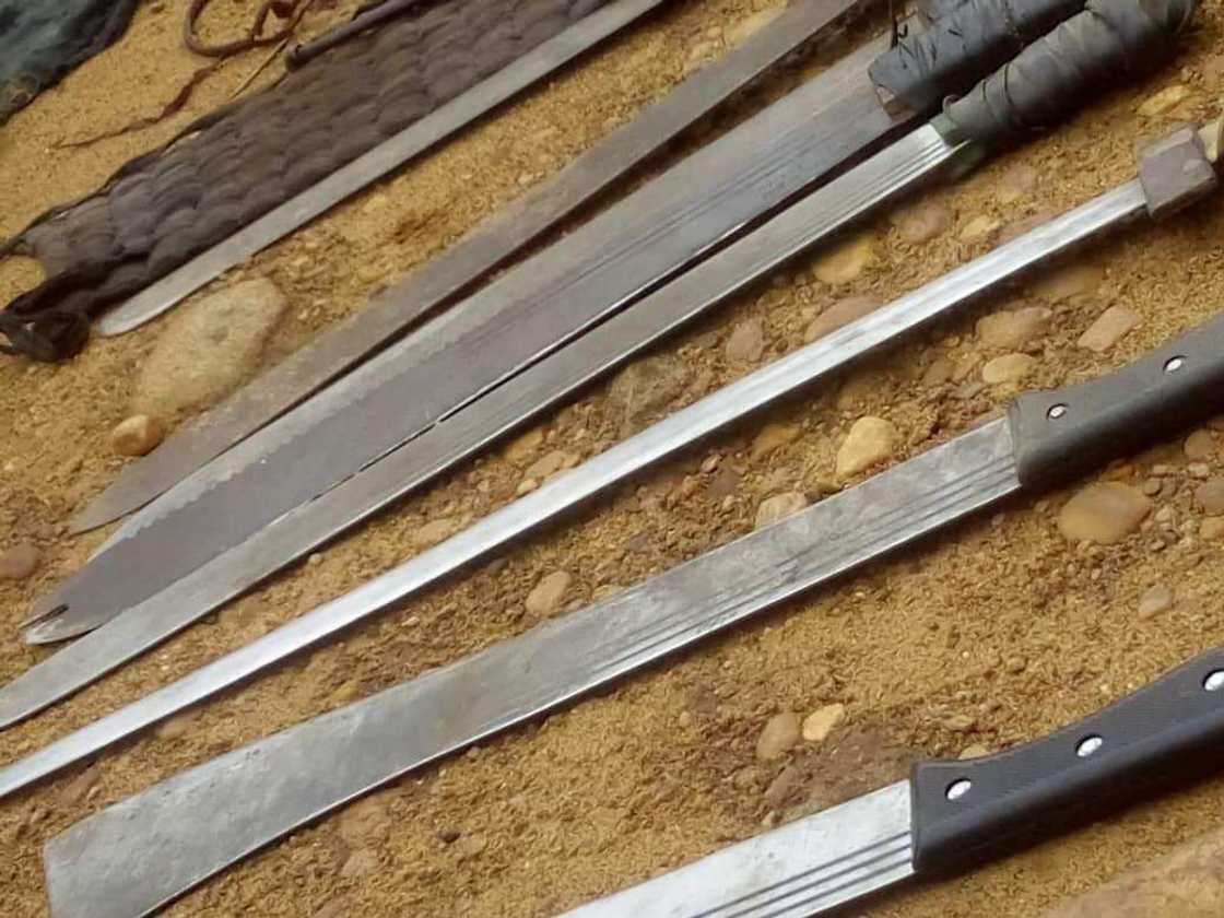 Yanzu-yanzu: An damke yan baranda 15 da suka addabi jihar Sokoto (Hotuna) Yanzu-yanzu: An damke yan baranda 15 da suka addabi jihar Sokoto (Hotuna)