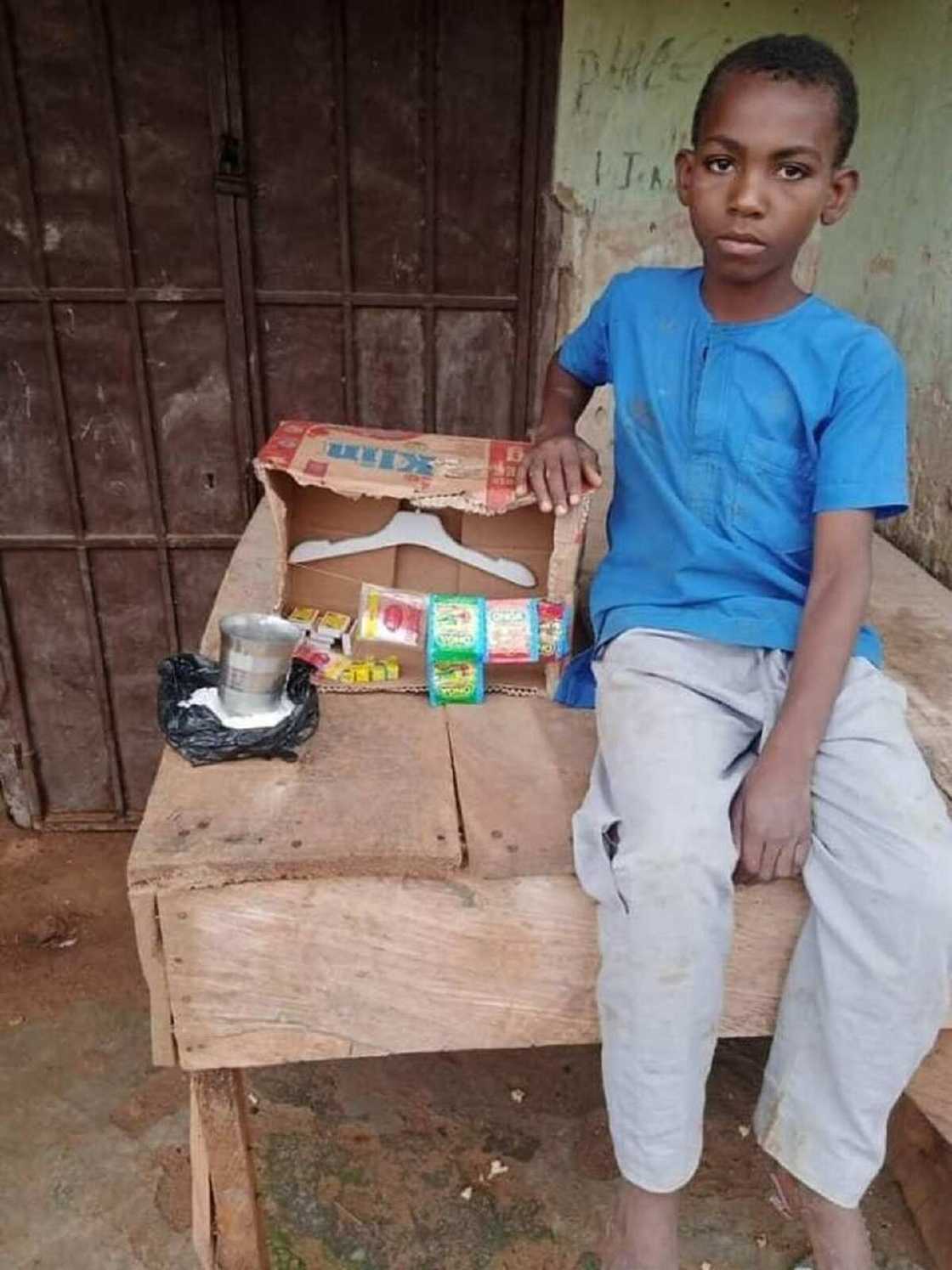 Hotuna: Ƙaramin yaron da al'umma suka bawa tallafin kuɗi ya buɗe 'katafaren kanti' a Kano