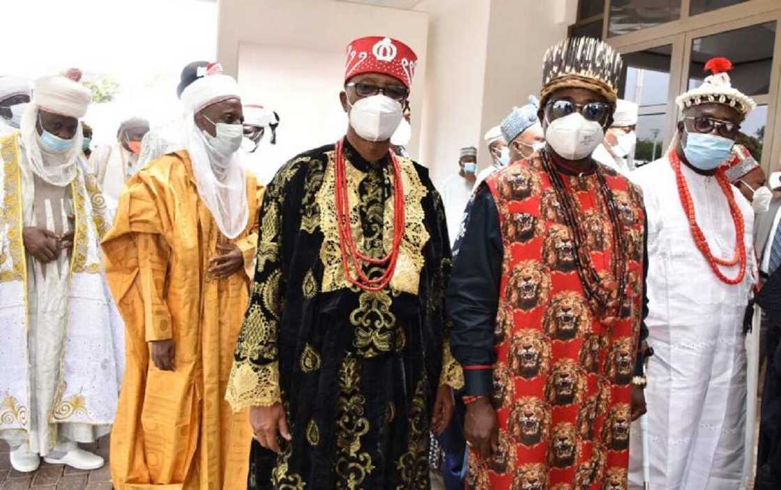 Sultan, Ooni, da wasu Sarakuna sun yi zama da Shugaban Najeriya Buhari Sultan, Ooni, da wasu Sarakuna sun yi zama da Shugaban Najeriya Buhari