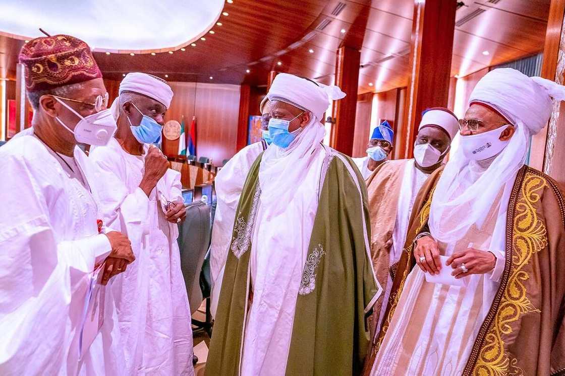 Yanzu-yanzu: Buhari yana ganawa da Sarkin Musulmi da sauran mambobin NSCIA Yanzu-yanzu: Buhari yana ganawa da Sarkin Musulmi da sauran mambobin NSCIA