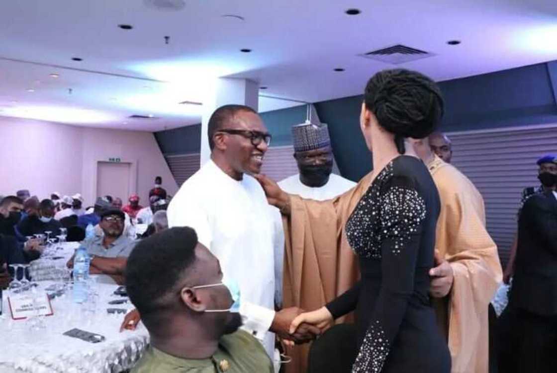 Hotunan Fani-Kayode da zukekiyar masoyiyarsa a wurin haska fim din Yahaya Bello Hotunan Fani-Kayode da zukekiyar masoyiyarsa a wurin haska fim din Yahaya Bello