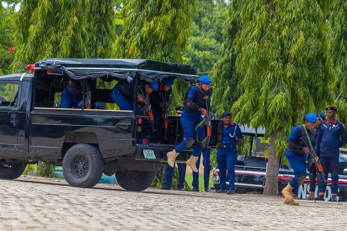 NSCDC ta gabatar da tawagar dakarun mata zalla da za su yi yaki da masu garkuwa NSCDC ta gabatar da tawagar dakarun mata zalla da za su yi yaki da masu garkuwa