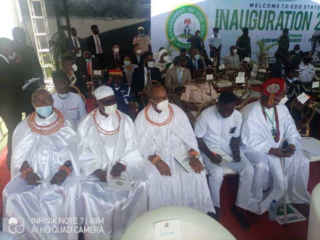 Bayan lallasa APC a zabe, ana bikin rantsar da Godwin Obaseki wa'adi na 2 (Hotuna) Bayan lallasa APC a zabe, ana bikin rantsar da Godwin Obaseki wa'adi na 2 (Hotuna)