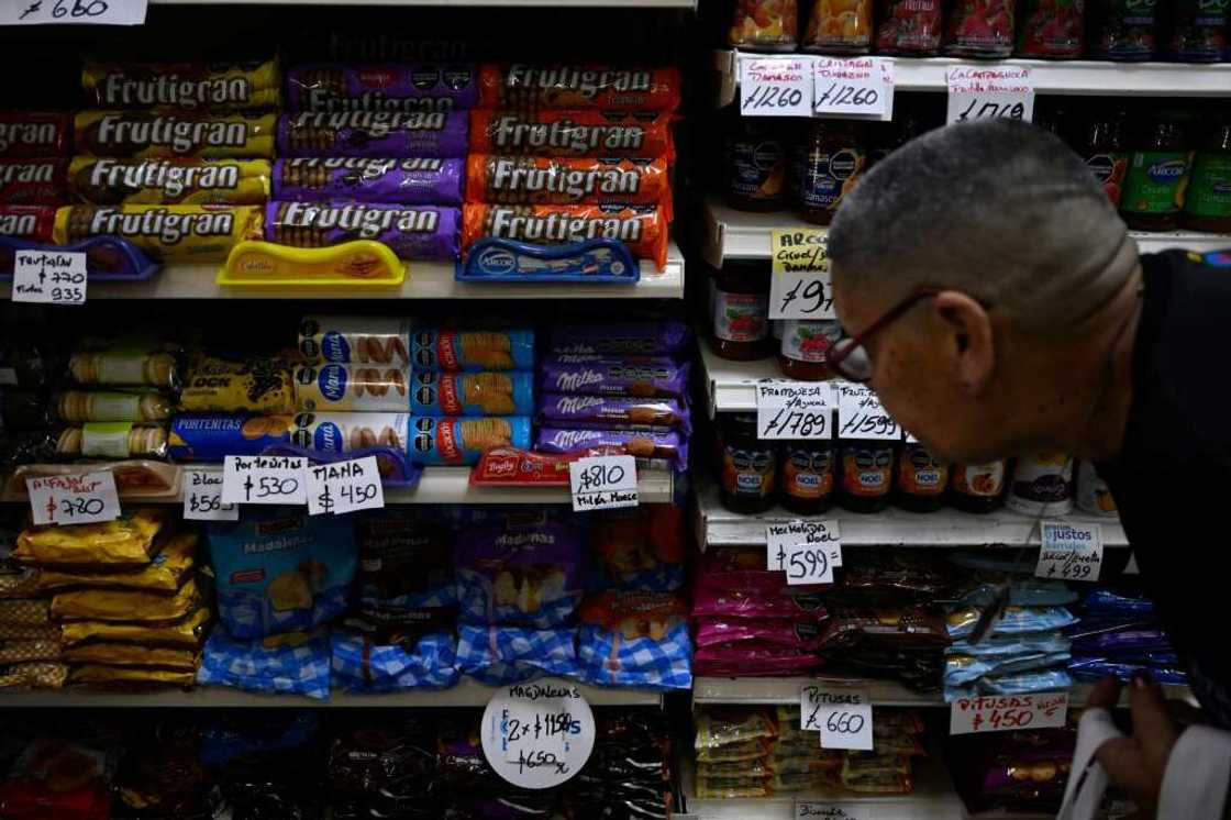 On the shelves, some products have up to four labels superimposed, testifying to the dizzying inflation On the shelves, some products have up to four labels superimposed, testifying to the dizzying inflation