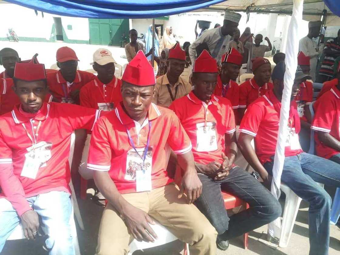 Matasan da suka shafe watanni 6 suna kirga buhun gero Matasan da suka shafe watanni 6 suna kirga buhun gero