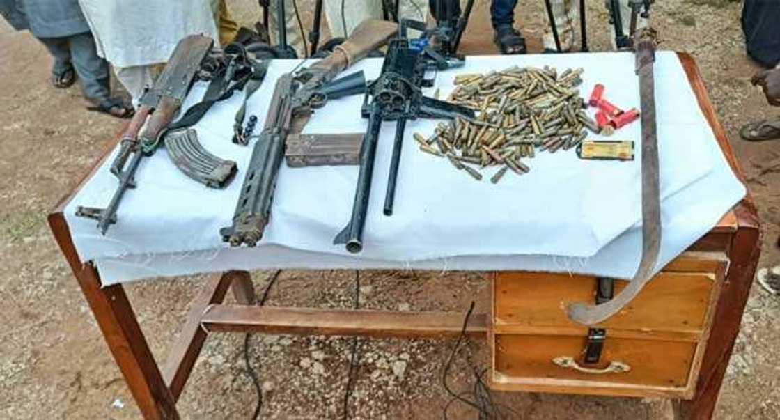 Hoton makaman da aka kwato. Hoton makaman da aka kwato.