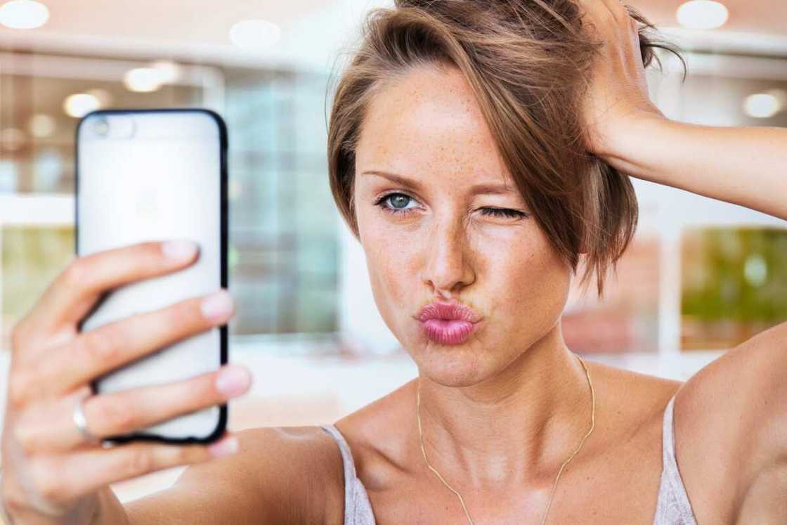 Pourquoi se trouve-t-on souvent plus moche en photo ? La science l'explique. Pourquoi se trouve-t-on souvent plus moche en photo ? La science l'explique.