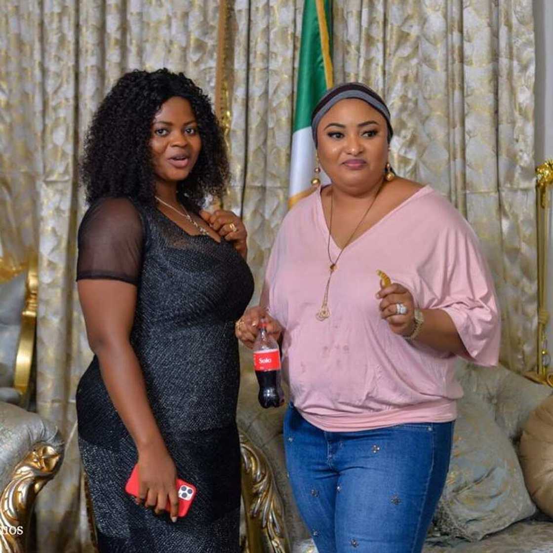 Kalli hotunan liyafar da uwargidar Yahaya Bello ta shirya bayan mijin aminiyarta ya zama mataimakin gwamnan Kogi Kalli hotunan liyafar da uwargidar Yahaya Bello ta shirya bayan mijin aminiyarta ya zama mataimakin gwamnan Kogi