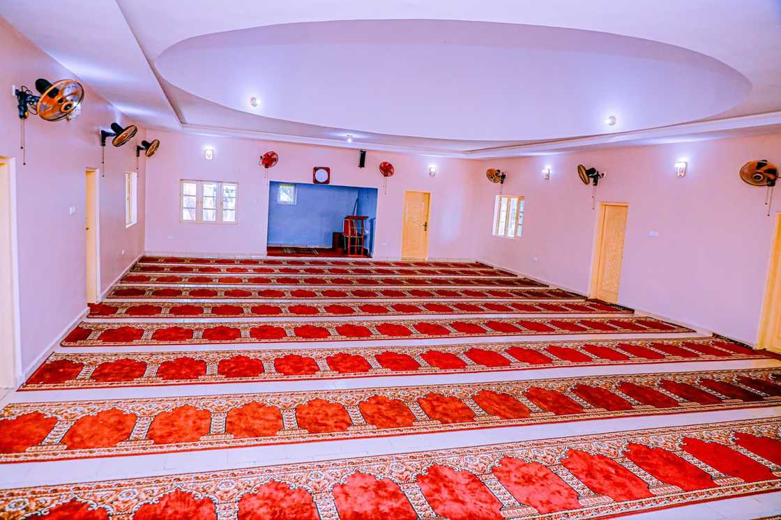 Cikin masallacin da Dr Mamman ya gina a Nasarawa Cikin masallacin da Dr Mamman ya gina a Nasarawa