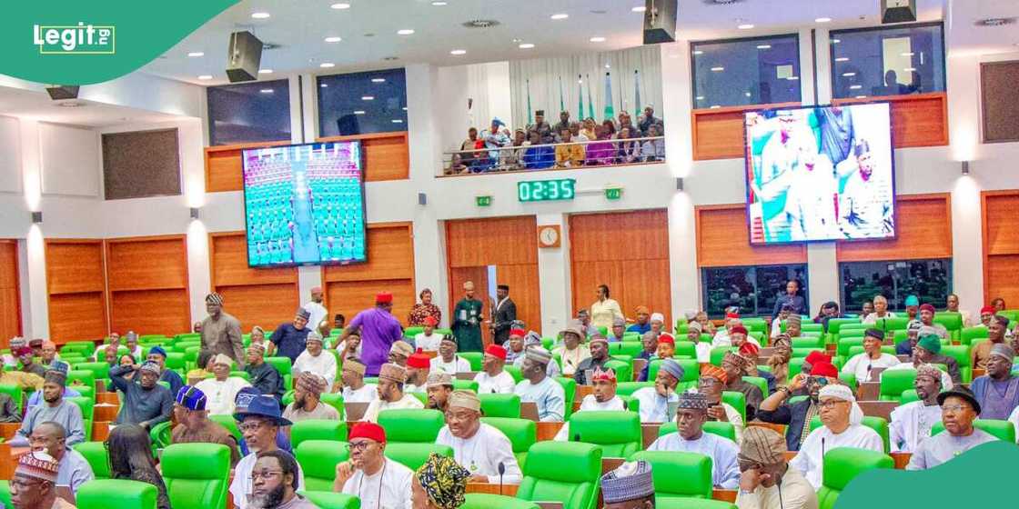 Dan majalisa ya fashe da kuka a zauren majalisa Dan majalisa ya fashe da kuka a zauren majalisa