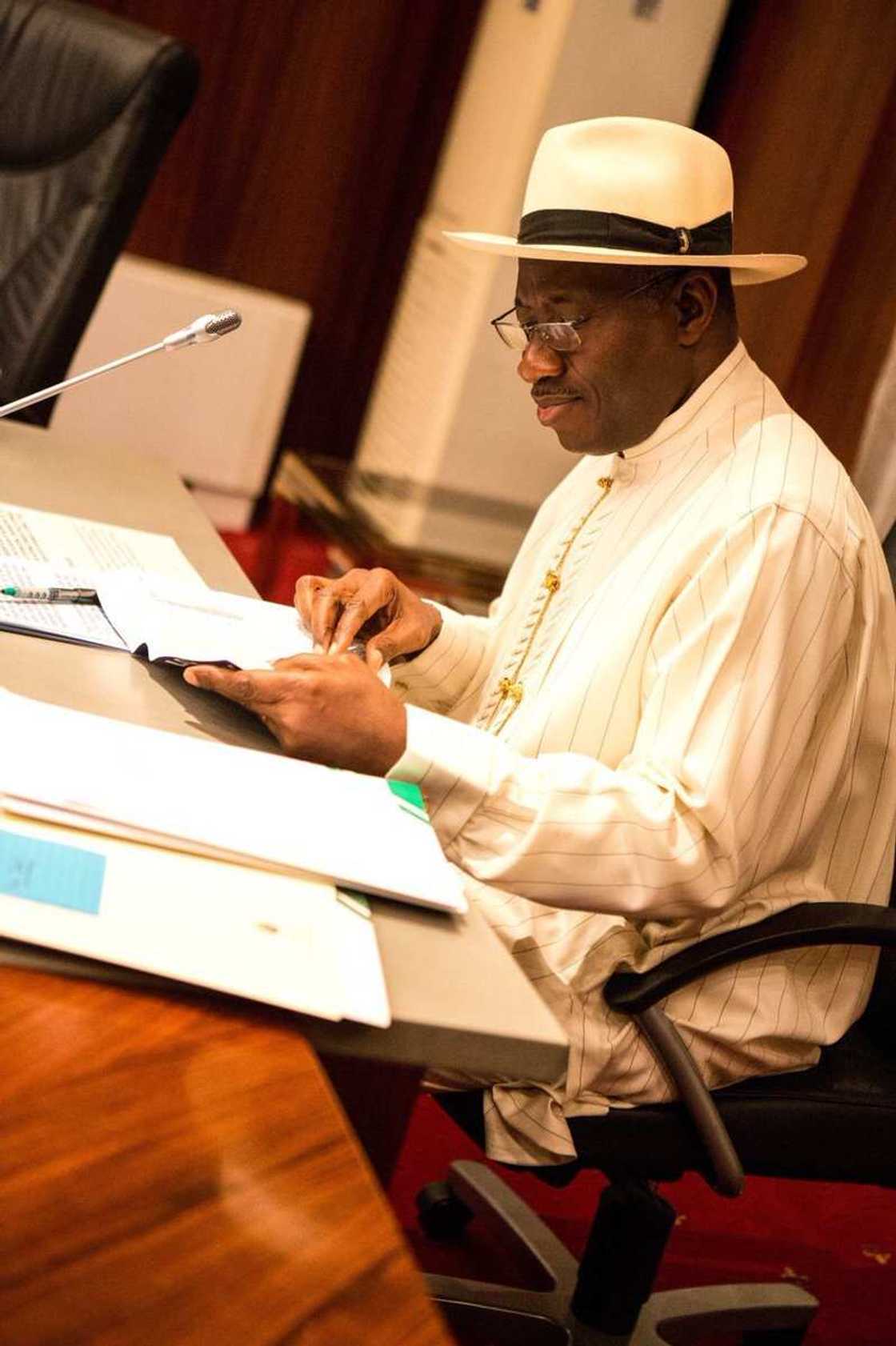 Jonathan ya fara shan suka da raddi bayan kaddamar da littafinsa Jonathan ya fara shan suka da raddi bayan kaddamar da littafinsa