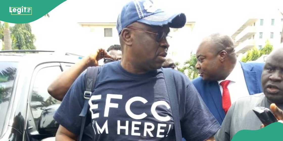 Former governor of Ekiti state, Ayodele Fayose, submits himself to EFCC with a customised shirt and dramatic move Former governor of Ekiti state, Ayodele Fayose, submits himself to EFCC with a customised shirt and dramatic move