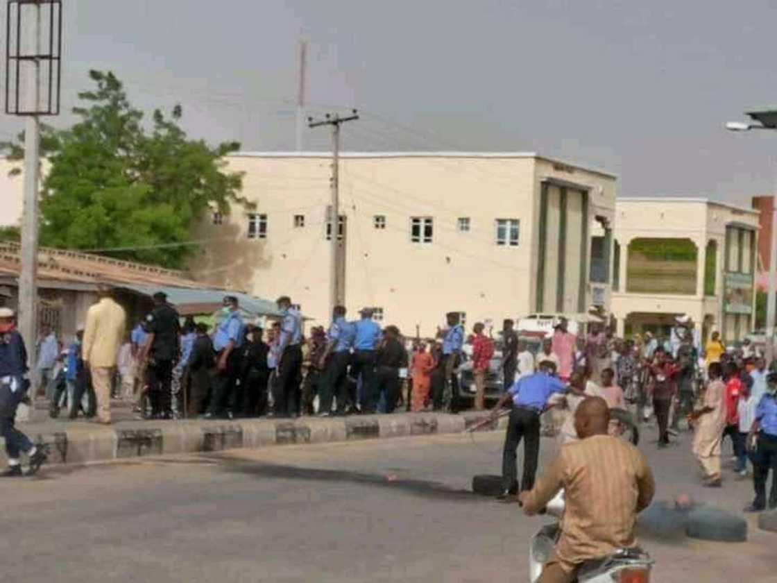 Jama'a sun kawar da shingen 'yan sanda yayin zanga - zanga a Katsina (hotuna) Jama'a sun kawar da shingen 'yan sanda yayin zanga - zanga a Katsina (hotuna)