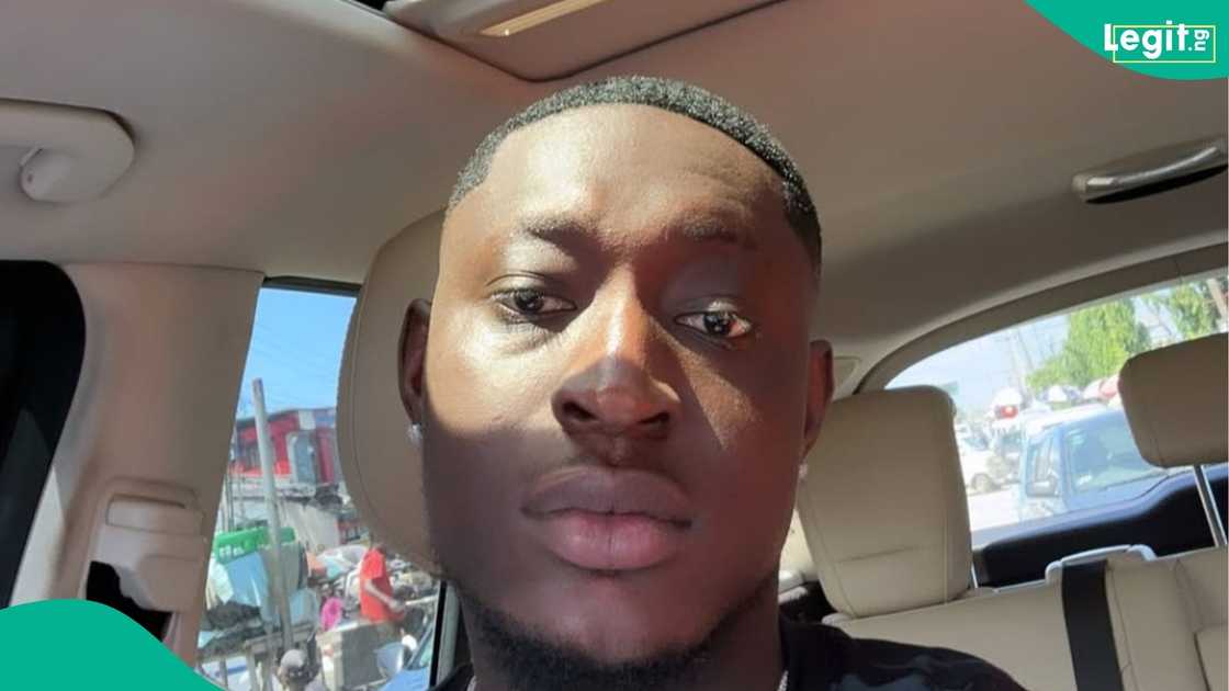 E-Money, KCee and Soso Soberekon presents N50 million cheque to Carter Efe after beating Portable in boxing match E-Money, KCee and Soso Soberekon presents N50 million cheque to Carter Efe after beating Portable in boxing match