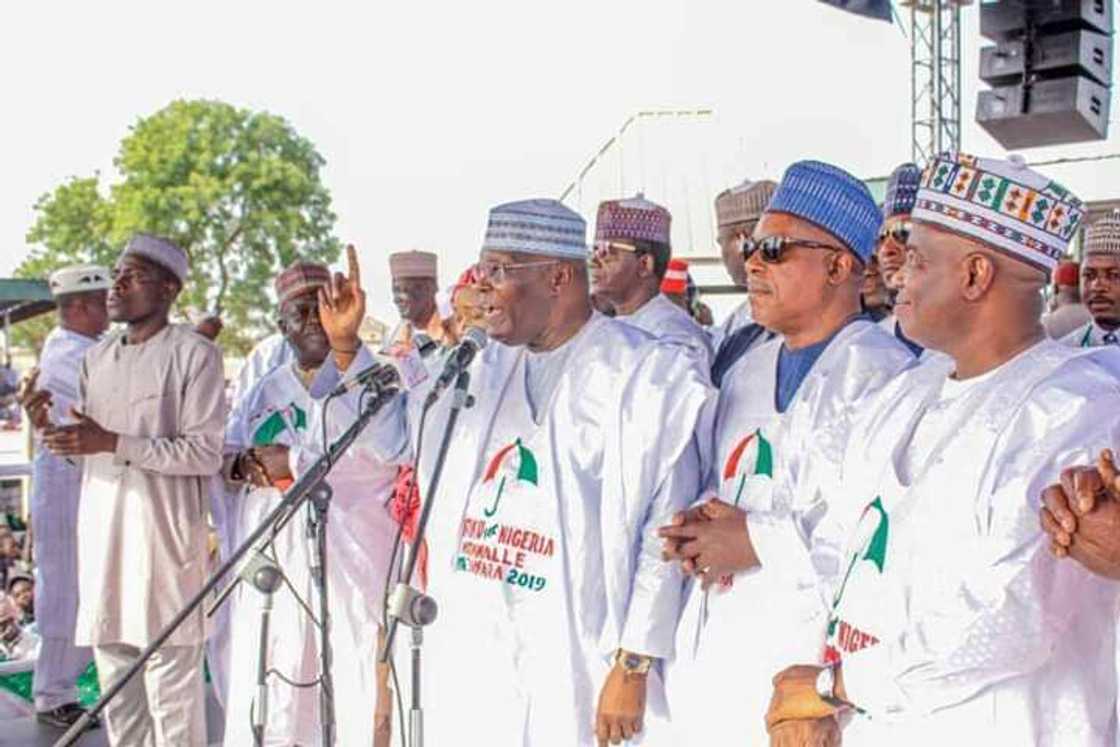 Atiku yayin gudanar da taron yakin neman zabe a jihar Zamfara Atiku yayin gudanar da taron yakin neman zabe a jihar Zamfara