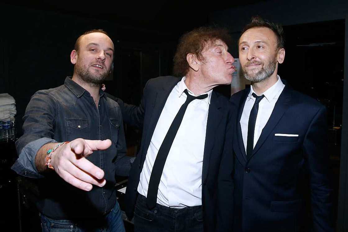 Alain Souchon avec ses fils Pierre et Charles Souchon au Gala de charité contre la maladie d'Alzheimer à la Salle Pleyel le 30 janvier 2017 à Paris.