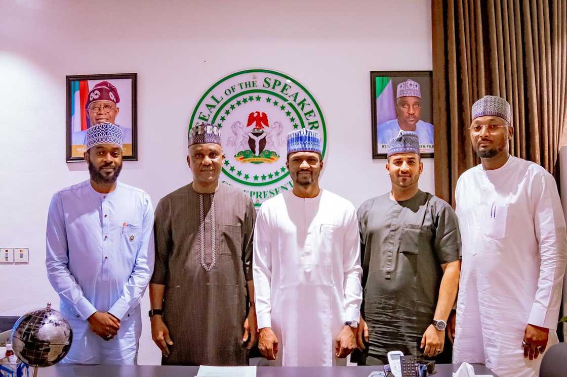 Yusuf Buhari da abokan shi a wajen Abbas Tajudeen