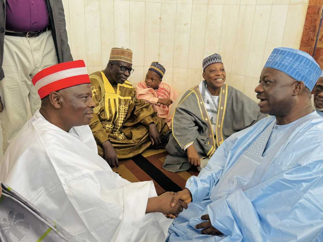 Kwankwaso na gaisawa da Dankwambo a wajen daurin auren Kwankwaso na gaisawa da Dankwambo a wajen daurin auren