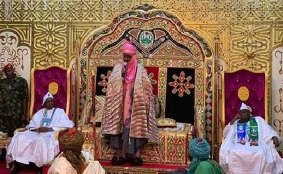 Yau wata rana: Sarki Muhammadu Sunusi ya cire ma Buhari hula game wani muhimmin aiki da yake yi Yau wata rana: Sarki Muhammadu Sunusi ya cire ma Buhari hula game wani muhimmin aiki da yake yi