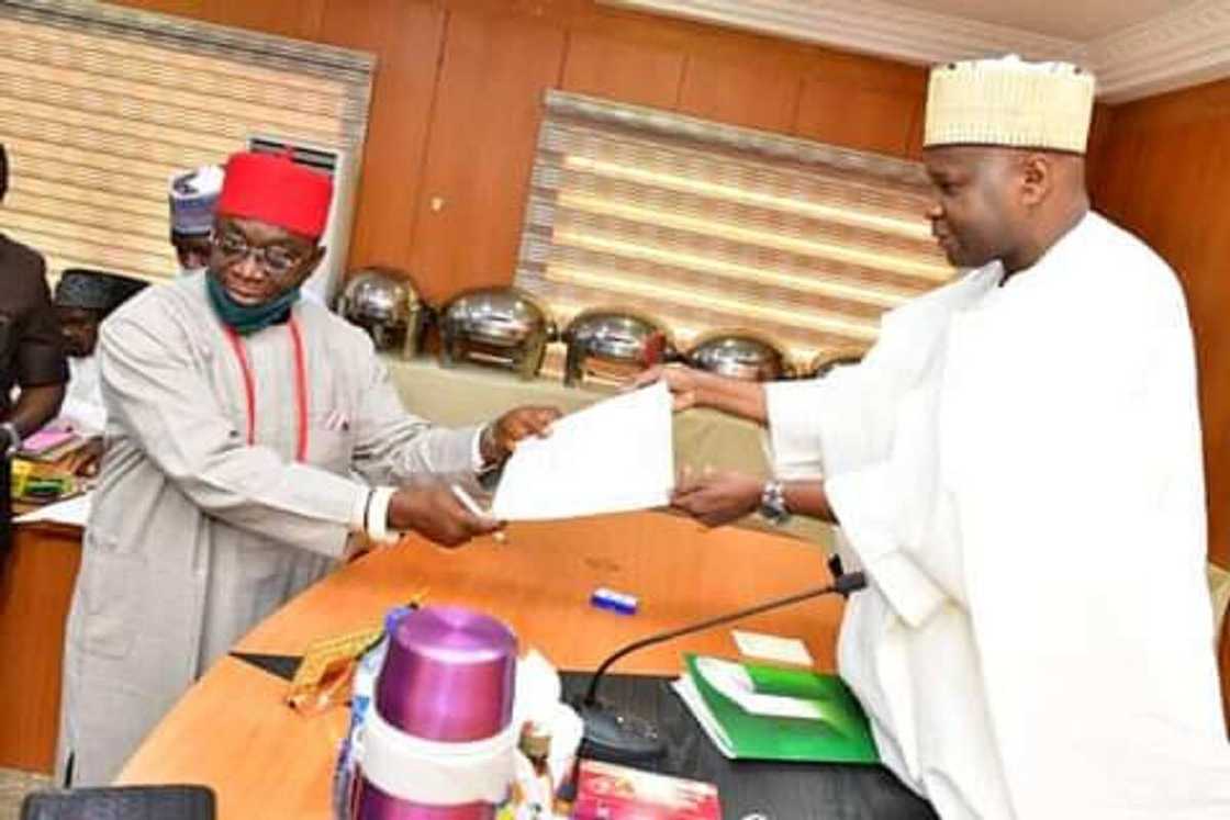 Gwamnan Gombe ya nada dan kabilar Igbo a matsayin hadiminsa Gwamnan Gombe ya nada dan kabilar Igbo a matsayin hadiminsa