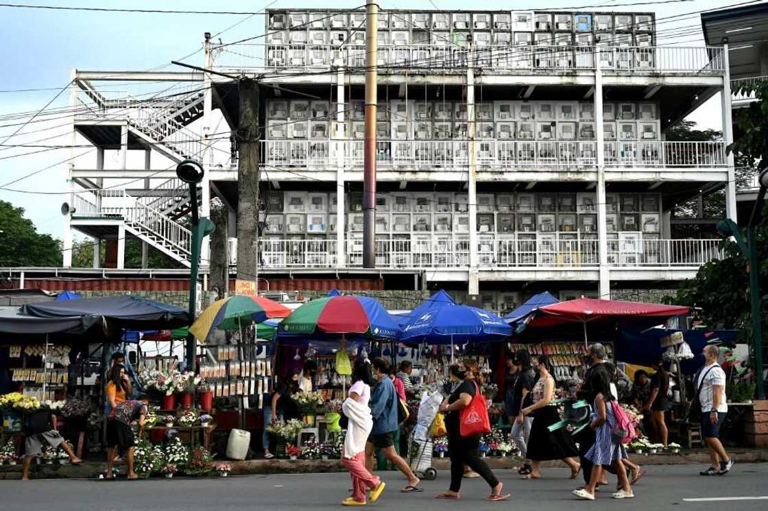 People began lining up before dawn to enter graveyards in Manila People began lining up before dawn to enter graveyards in Manila