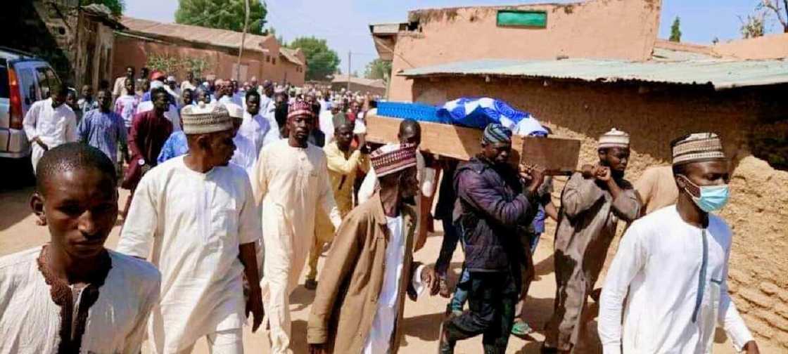 Babban mai mukami a Zamfara ya fadi ya mutu a wurin bikin diyar Sanata Yarima (Hotuna) Babban mai mukami a Zamfara ya fadi ya mutu a wurin bikin diyar Sanata Yarima (Hotuna)