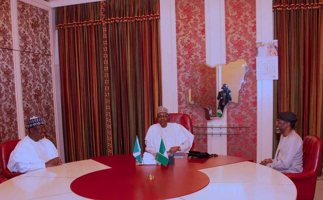 Buhari yayin da ya kabance da Sanata Lawan da Gbajabiamila a fadar Villa Buhari yayin da ya kabance da Sanata Lawan da Gbajabiamila a fadar Villa