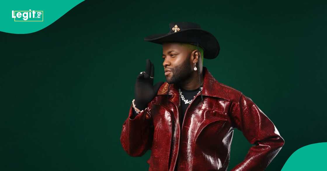Rapper Skales introduces his woman to 2Baba. Rapper Skales introduces his woman to 2Baba.
