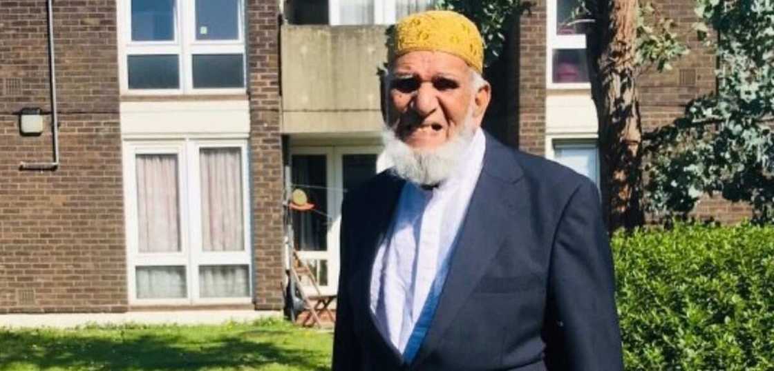 Ramadan: Dattijo mai shekara 100 ya yi tafiyar kilomita 40 don taimakawa 'yan gudun hijira Ramadan: Dattijo mai shekara 100 ya yi tafiyar kilomita 40 don taimakawa 'yan gudun hijira