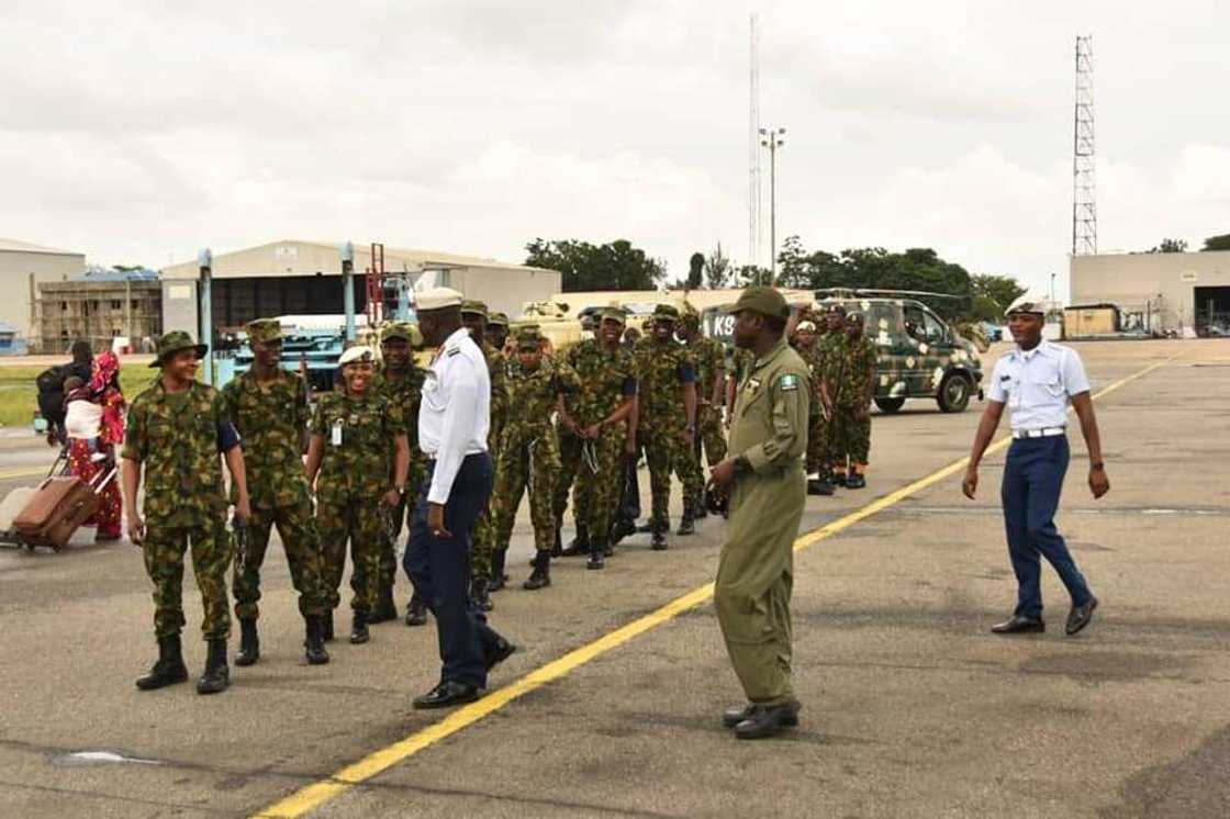 Yaki da Boko Haram: Rundunar Sojan sama ta sayi kwararrun karnuka guda 21 (Hotuna) Yaki da Boko Haram: Rundunar Sojan sama ta sayi kwararrun karnuka guda 21 (Hotuna)